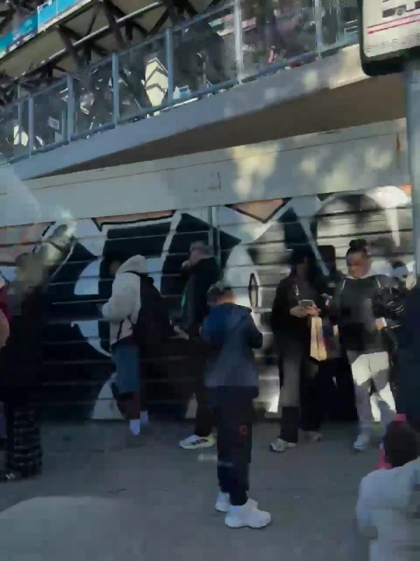 巴萨诺坎普公开纯熟，球迷当今已在球场外列队等候进场